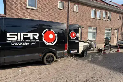 Het team van SIPR – Smeekens In Pipe Repair bij de inspectiewagen